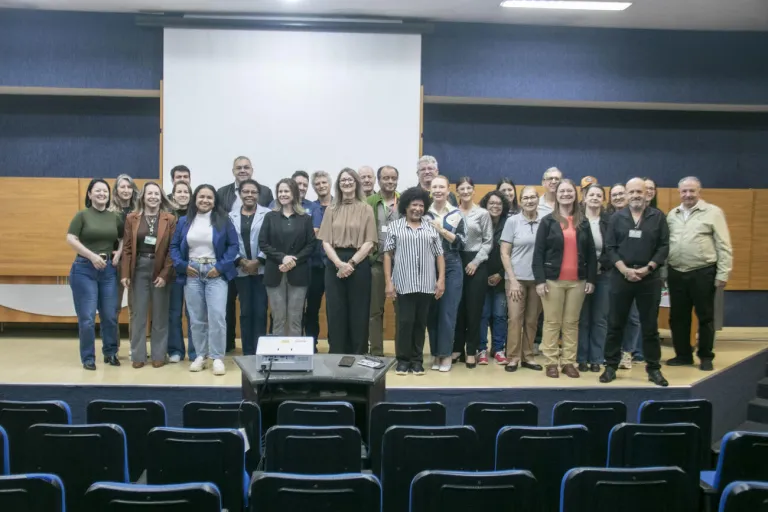 Participantes do PPA Servidor 2026 reunidos para foto no palco do Auditório Acary Oliveira